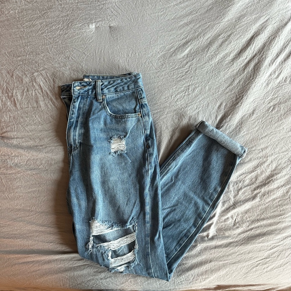 Ripped high wasted jeans